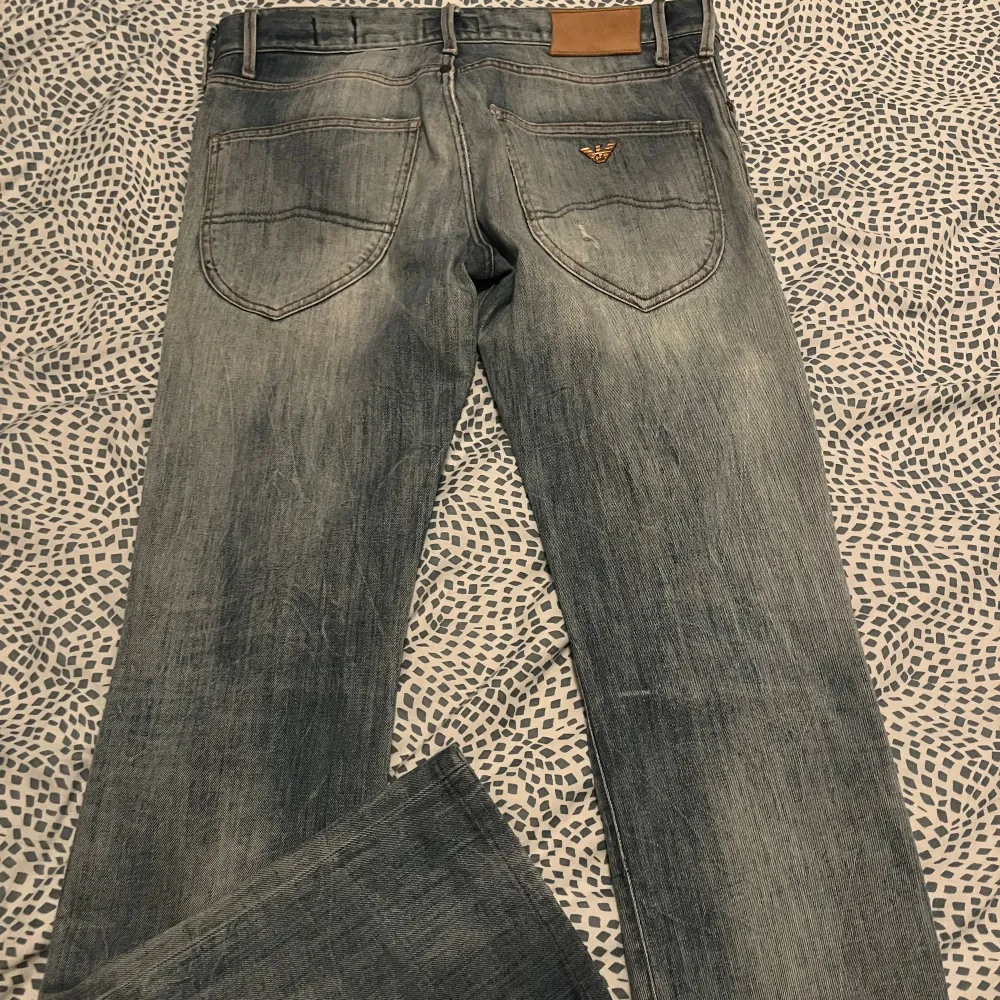 Riktigt snygga Armani jeans som är i bra skick Använd fåtal gånger Storlek 30/30 Färg:Ljusblå  . Jeans & Byxor.