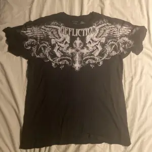 20 år gammal vintage affliction T-shirt med storlek 2XL men sitter ungefär som en XL. Skicka pris förslag!!