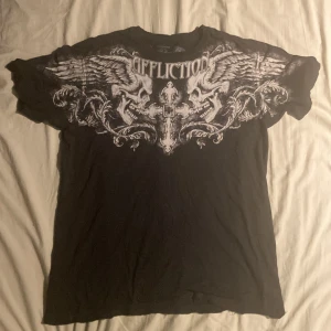 Affliction T-shirt  - 20 år gammal vintage affliction T-shirt med storlek 2XL men sitter ungefär som en XL. Skicka pris förslag!!