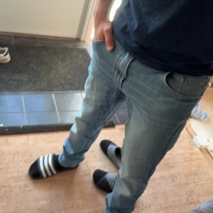 J. Lindberg jeans - Säljer dessa feta jeans från J. Lindeberg för endast 349 kr 🔥(nypris ca 1600). Nyskick och inga defekter, W31 L32, köparen betalar frakt.