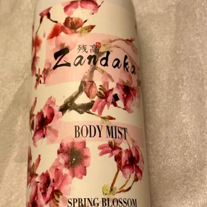 *NY*Zandaka Spring Blossom Bodymist 150 ml  - Ny oanvänd, Zandaka bodymist med ljuvlig doft av körsbärsblomma. Zandaka Body Mist Spring Blossom är en lätt och uppfriskande kroppsspray med en ljuvlig blommig doft. Den är perfekt för att ge dig en känsla av fräschhet och renhet. 