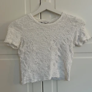 Vit topp - Söt vit topp från zara, har inga defekter 