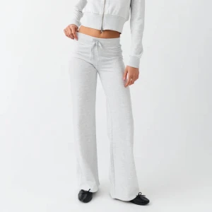 Mjukisbyxor - Säljer de här lågmidjade mjukisbyxor från Gina Tricot som är superfina!💕