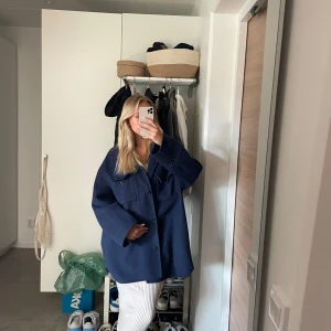 Marinblå kappa/höstjacka - Säljer min marinblå kappa/höstjacka från Mango som är i storlek L för en mer oversized fit. 