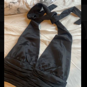 topp - svart halterneck topp strl xs❣️