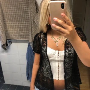 Bolero - En svart spets ”bolero” som inte kommer till någon användning men runristare snygg. Skriv för fler bilder eller frågor💓