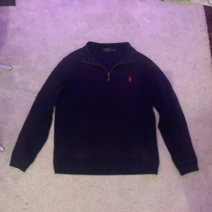 Ralph Lauren half zip - Säljer nu stil ren Ralph Lauren half zip tröja i storlek S, Skick 8/10.  Kontakta gärna vid minsta lilla fråga eller intresse. 