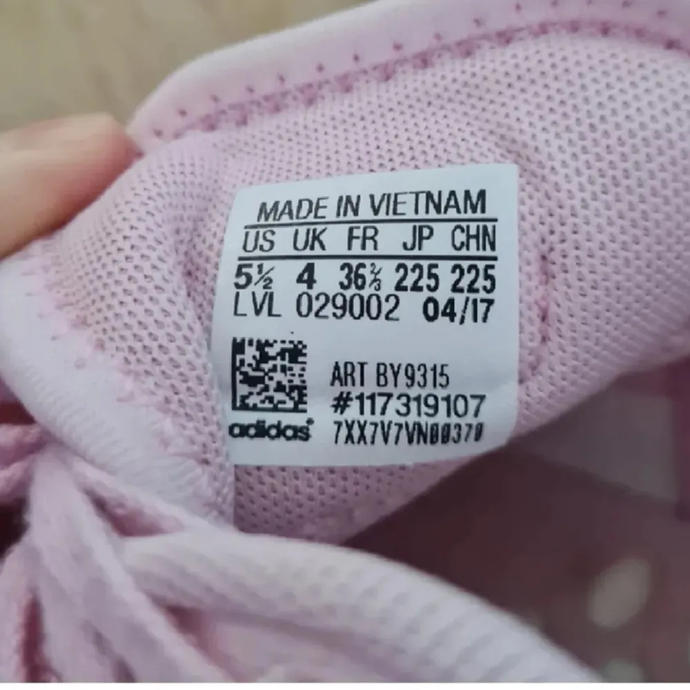 Supersnygga rosa Adidas originals NMD skor i storlek 37💓 Använda ett fåtal gånger och är mycket bra skick :) Ljuset är olika i bilderna, därav skiljer de sig åt en aning! . Skor.