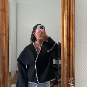 Gina kofta - Säljer min fina Gina kofta då den aldrig kommer till användning, aldrig använd men prislappen är ej kvar 🩷 Storlek M, sitter snyggt oversized på mig som har XS-S