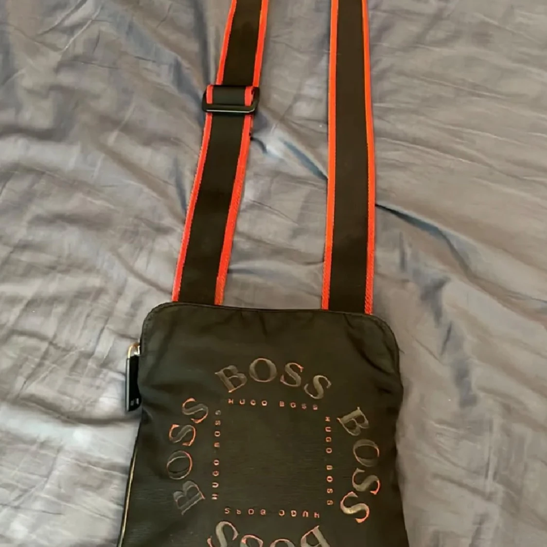 Hugo Boss väska svart röd. Sällsynt!!