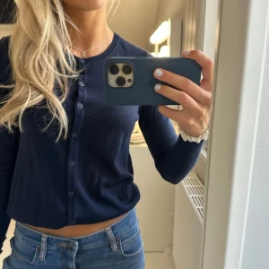 Marinblå kofta - Säljer då den ej kommer till användning❤️Inga deffekter, precis som ny