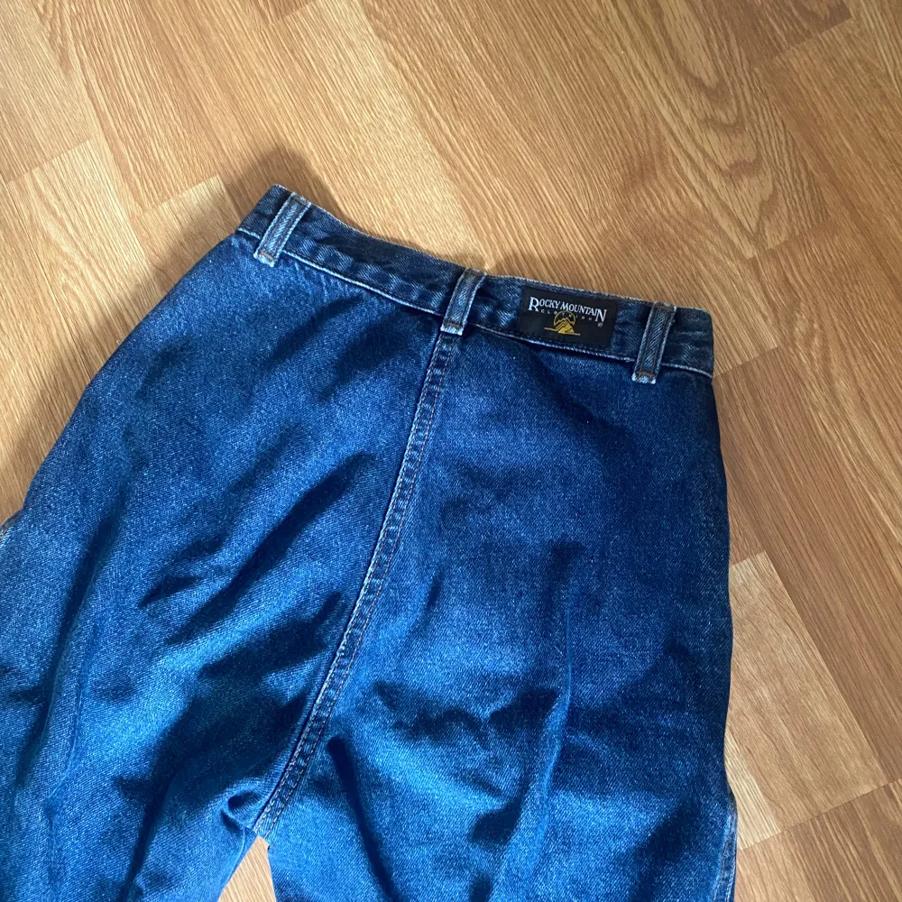 Coola jeans från Rocky Mountain clothing co. med unika detaljer! Köpte secondhand för ca 500 men aldrig använt då de var för små. Står ingen storlek men skulle säga att de är ca 32. . Jeans & Byxor.