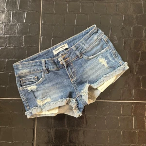 Lågmidjade jeansshorts - Säljer dessa jeansshorts från Tally weilj då dem var försmå för mig! Bra skick🩷Midjemått tvärs över är ca 36cm, pris kan diskuteras. Skriv om ni har frågor!