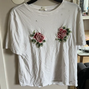 Vintage tröja  - Cool fin t-shirt, skönt material. Använder den ej längre. Tyvärr små fläckar på men går säkert bort med en ordentlig tvätt med vanish. 