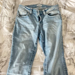 Bootcut jeans - Ljusblå y2k boitcut jeans från gina. Nästan oanvända alltså nyskick. Stl 40