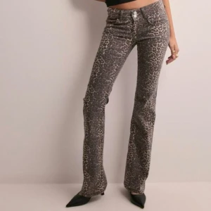 Leopard jeans - Säljer dessa helt oanvända leopard jeans från NELLY i storlek 36! Prislapp är kvar💕  de är ofta slutsålda💕Sänkt pris pga att ni it ska behöva betala mer än va jeansen kostar + frakt.