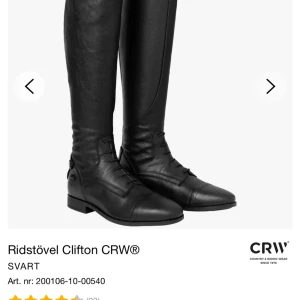 Ridstövel Clifton CRW - Säljer mina CRW ridstövlar i storlek 40, jag är 170 lång med smala ben och de passar perfekt i skaftet. Köpte dessa för drygt 6-7 månader sedan och använde i ungefär 1 vecka. Därav är kvaliteten som nya. Inget som är trasigt.    Jag säljer de för 700kr, nypris är 1300kr. Köparen står för frakten, annars kan man hämta de utanför Malmö☺️ 