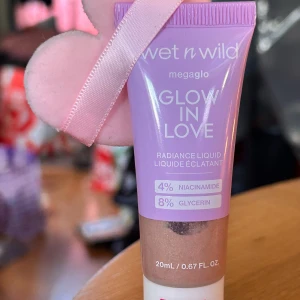 Wet n Wild "Glow in Love"! - Wet n Wild megaglo "Glow in Love". 20 ml. Söt och praktisk Make-up sponge medföljer. Nytt och oanvänt.