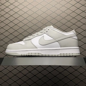 100% Nya & Oanvända i Originalbox - Nike Dunk Low Skor: ’Grey Fog’ - Pris Per Komplett Dubbelbox: 1400:- + Fri Spårbar & Skadefri Frakt  ✔100% Nya & Oanvända i Originalbox (Äkthetsbevis + QR-kod) ✔Storlekar: 36-46 EU (Unisex) – Normala i storleken ✔Helt Nya (10/10) i Dubbelbox – Aldrig öppnade eller använda ✔Gratis Nike Strumpor + Extra Skosnören i Varje Låda ✔14-Dagar Gratis Retur, Byte och Pengar-Tillbaka Garanti ✔10,000+ Nöjda Kunder & Tusentals Referenser ✔Skadefri Leverans i DUBBELBOX till närmaste butik  Kontakta på Plick för beställning eller frågor