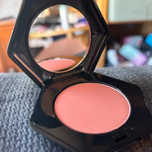 Pite Radiant Powder Blusher! - Pure Radiant Powder Blusher "Peach Sunset" från H&M. 5 g. Nytt i kartong.