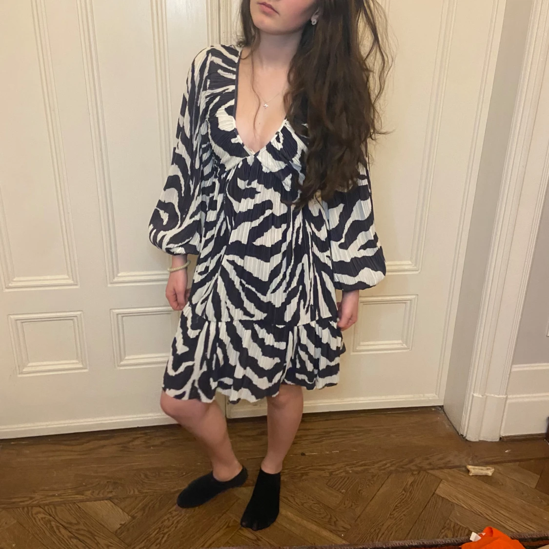 Svartvit mönstrad klänning - 3