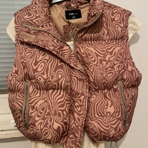 Oversized kort väst med mönster - Aldrig använd, finns prislapp