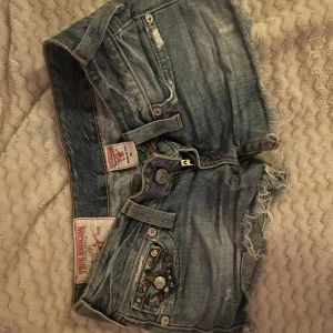Rhinestone truey shorts - ‼️RESERVERADE‼️Mini shorts från true religion med rhinestones på🥹 aldrig sett likadana shorts innan och det är så synd att jag måste sälja dom😅