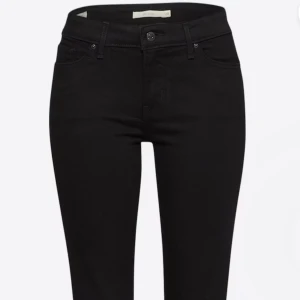 Svarta skinny jeans från Levi's - Säljer ett par svarta Levi's 711 skinny jeans i storlek 24. De är i bra skick och används inte längre och inte gjort på jätte länge då dem är för små, Passar till allt 🖤