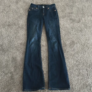 True Religion Jeans - Mörkblåa True Religion Jeans mid rise bootcut strl 23, endast använda 2 gånger, inga hål eller slitningar super fint skick! Nypris 1299kr Mitt pris 700kr