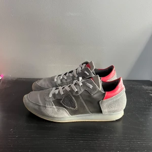 Philippe model - Riktigt feta Philippe model trainers i bra skick, storlek 42, hör av dig vid minsta fundering. 
