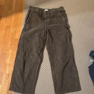 Gråa byxor från Weekday - Snygga gråa byxor från Weekday med en avslappnad passform. Byxorna har flera fickor fram och bak, vilket ger en praktisk touch. Perfekta för en casual look.