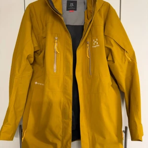 Haglöfs skidjacka Spire GTX Women strl L - Snygg och mycket funktionell skidjacka med snölås, tejpade sömmar och hjälmkompatibel huva. Säljes pga att den är lite för stor för mig.  Använd vid tre skidresor.