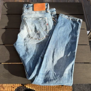 Replay jeans - Säljer dessa snygga replay jeans! Skick 10/10 helt nya endast provade . Size 32 33! Hör av dig vid intresse ✌️