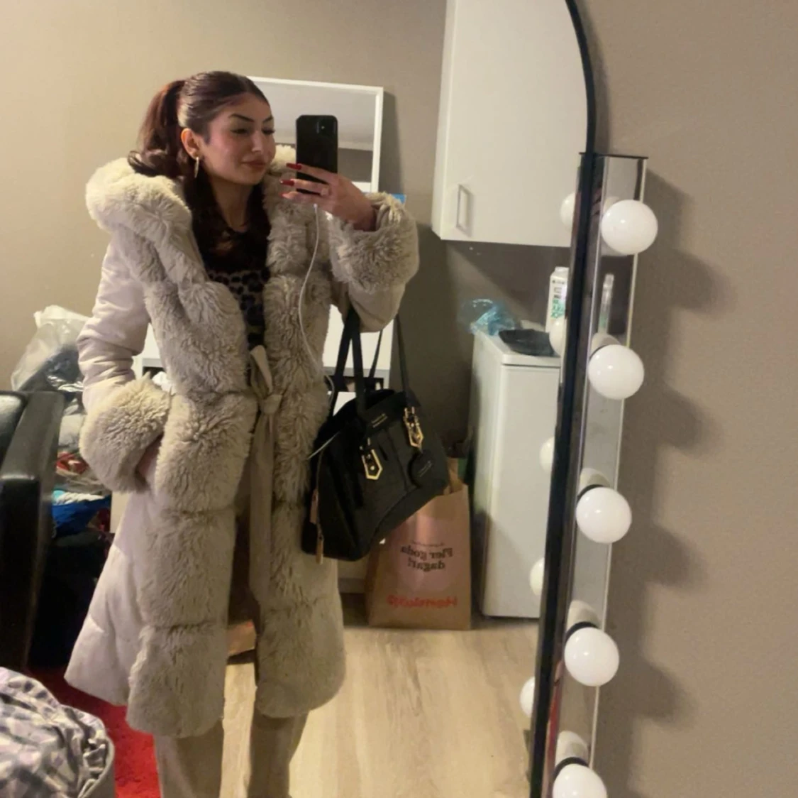 Beige pälsjacka med huva