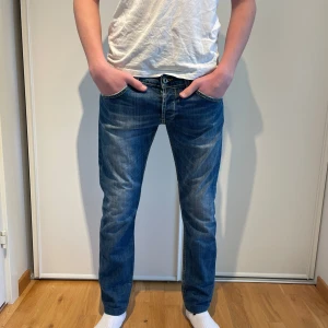 Dondup jeans  - Snygga blå jeans Dondup jeans. Skulle tro modellen är George men lite osäker. Fint skick men jeansen är uppsydda för att passa kortare storlek. Ish 170.                                                         ‼️ pris går att diskutera vid snabb affär ‼️