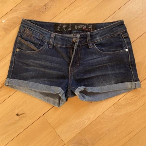 Low waist jeansshorts  - Snygga mörkblå jeansshorts som är low waist och är i jättebra skick❤️