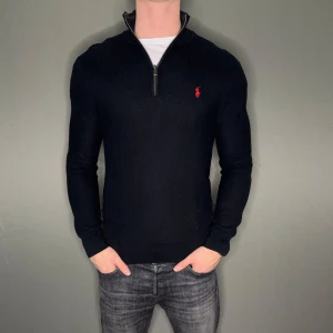 Ralph lauren tröja - Hej säljer nu min fina Ralph Lauren tröja i storlek S. Den är i nyskick och kommer vara otroligt snygg nu i vinter och framåt våren. Nypris cirka 2400kr! Vi kommer att sälja liknande produkter nu närmare våren så glöm inte följa profilen!🌊🍾