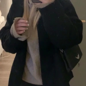 Svart kappa - Säljer denna snygga kappan från monki ! Den är ”nopprig ” i materialet🩷