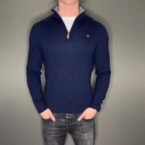 Morris tröja - Hej säljer nu min fina Morris halfzip i storlek XL men den sitter mellan M-L. Den är i nyskick och kommer vara otroligt snygg nu i vinter och framåt våren. Nypris cirka 1800kr! Vi kommer att sälja liknande produkter nu närmare våren så glöm inte följa profilen!🌊🍾