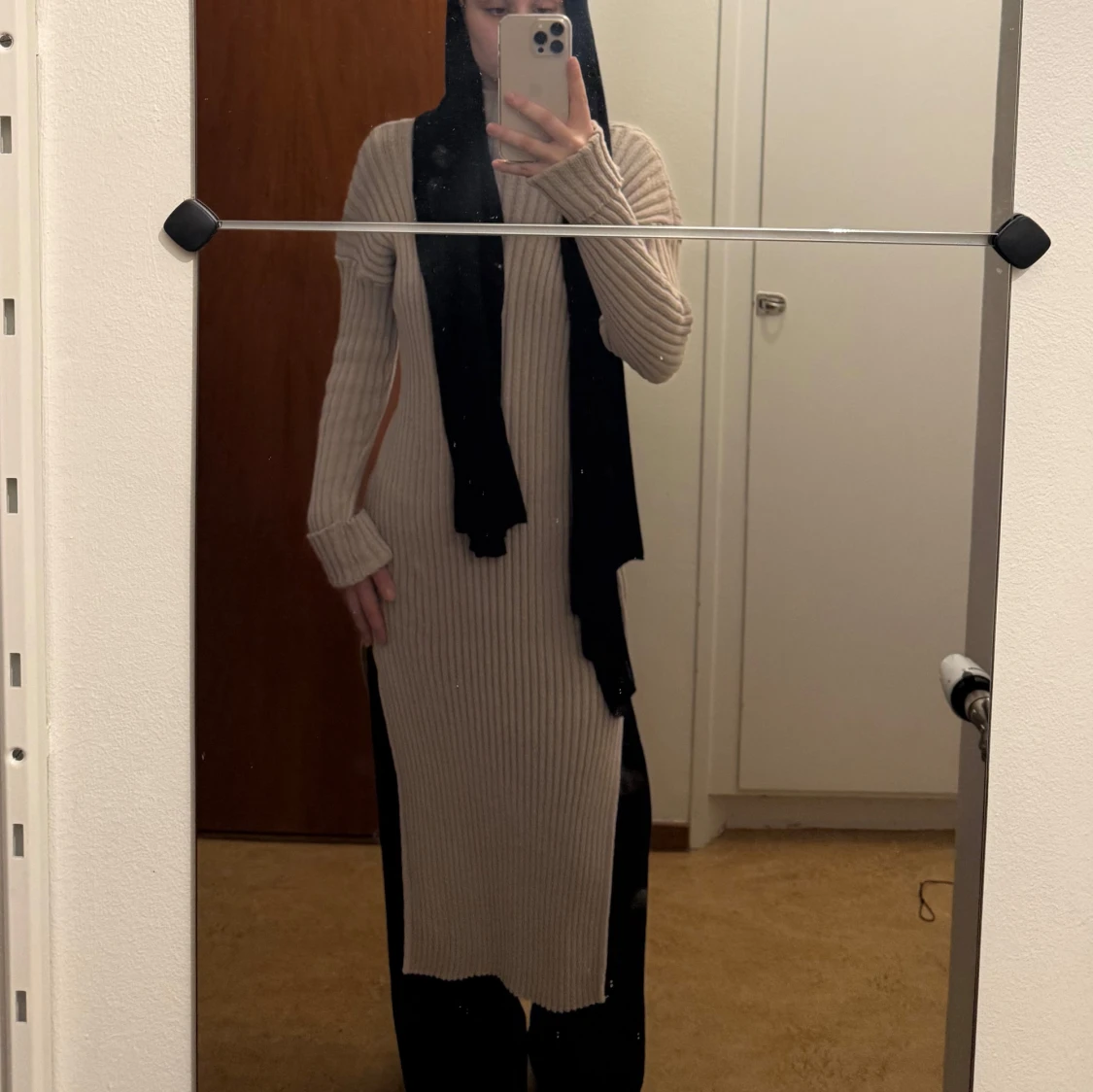 Beige ribbad långklänning