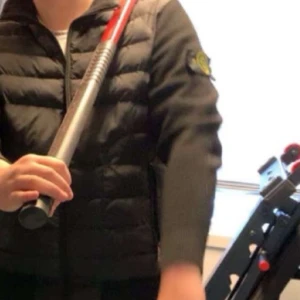 Stone Island Cardigan - Snygg svart cardigan väst med dragkedja och långärmad design. Perfekt för kyligare dagar med sin quiltade stil och moderna look. Jackan har en diskret logga på ärmen som ger en extra touch. Äkta.