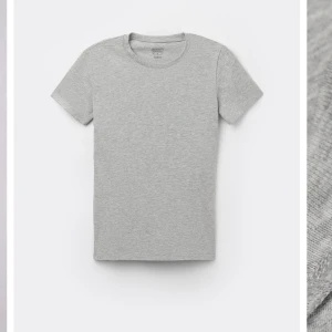 Grå t-shirt - Säljer en klassisk grå t-shirt i bomull. Nypris 219kr ☺️ har även en i mörkblå och skulle kunna tänka mig sälja båda för 200 🥹