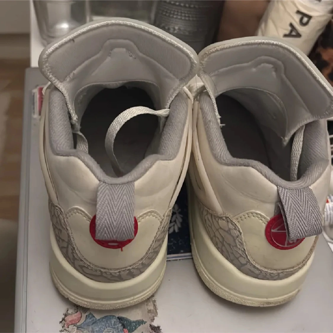 Nike Air Jordans med röda detaljer - 3