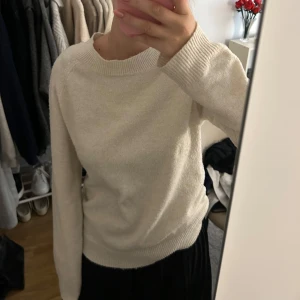 Vit stickad tröja - Krämvit stickad tröja från VeroModa i storlek S. Jätteskön och passar perfekt till både kjol eller jeans.💕
