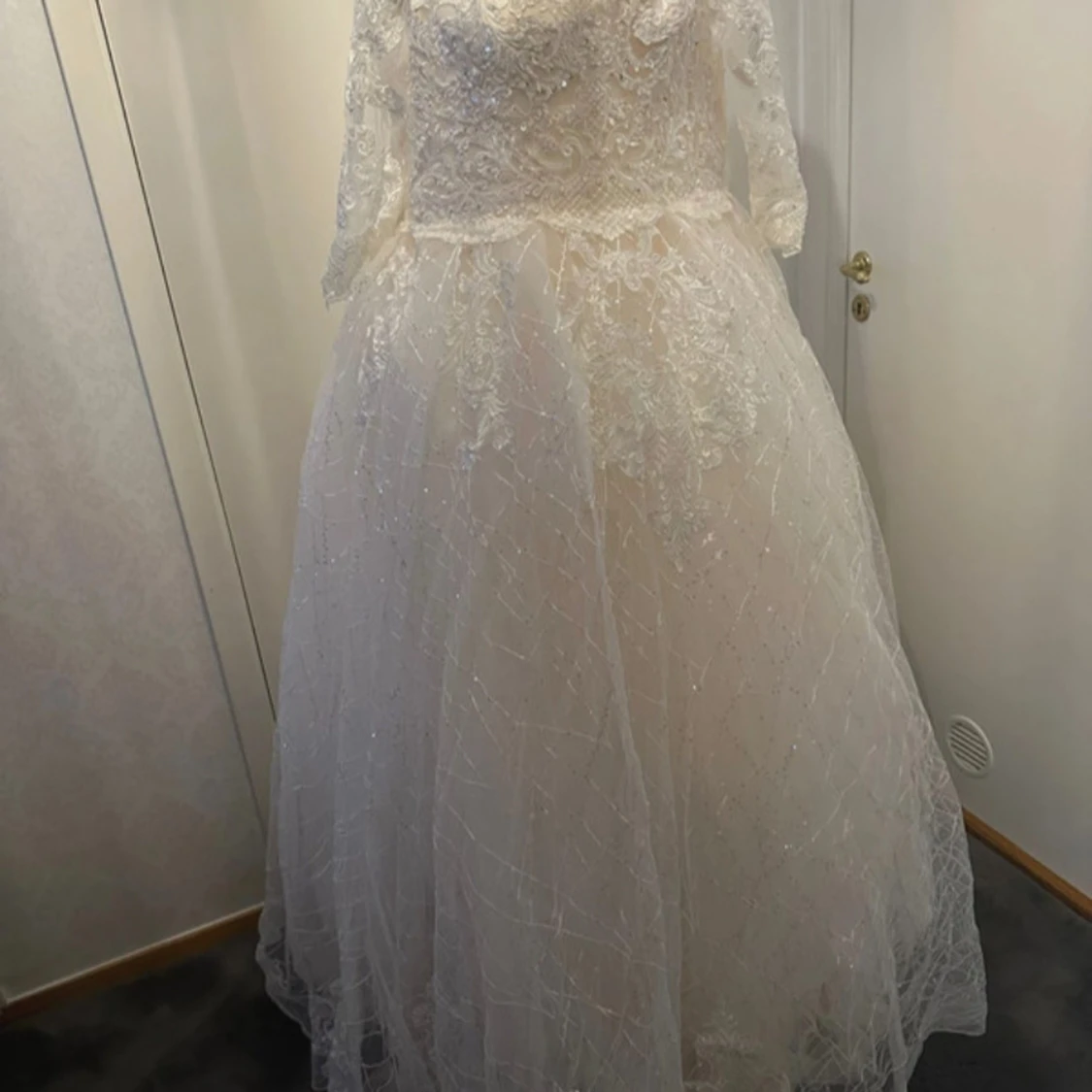 Vit spetsklänning med pärlor - 1