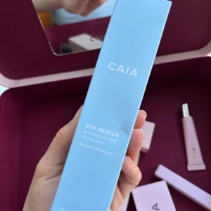 SOS Rescue Glowing Oil Mist från CAIA - SOS Rescue Glowing Oil Mist från CAIA är en ansiktsmist för alla hudtyper. Den innehåller niacinamid och blåbärsextrakt för att ge huden en strålande lyster. Perfekt för att fräscha upp huden under dagen. Öppnad och provat använda en gång, annars ej använd.