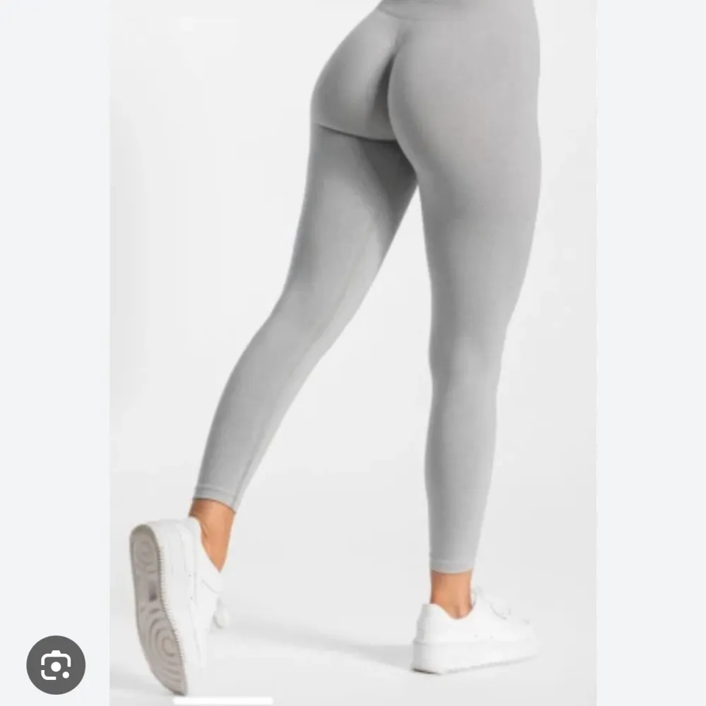 Ljusgrå tights från relode i nytt skick. Äldre färg så hittar inte bild på dom på Google. Men de är i Prime Crunch! . Farkut & Housut.