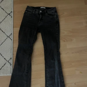 Gråa jeans med bootcut - Snygga gråa jeans från Gina tricot med bootcut. Storlek 32