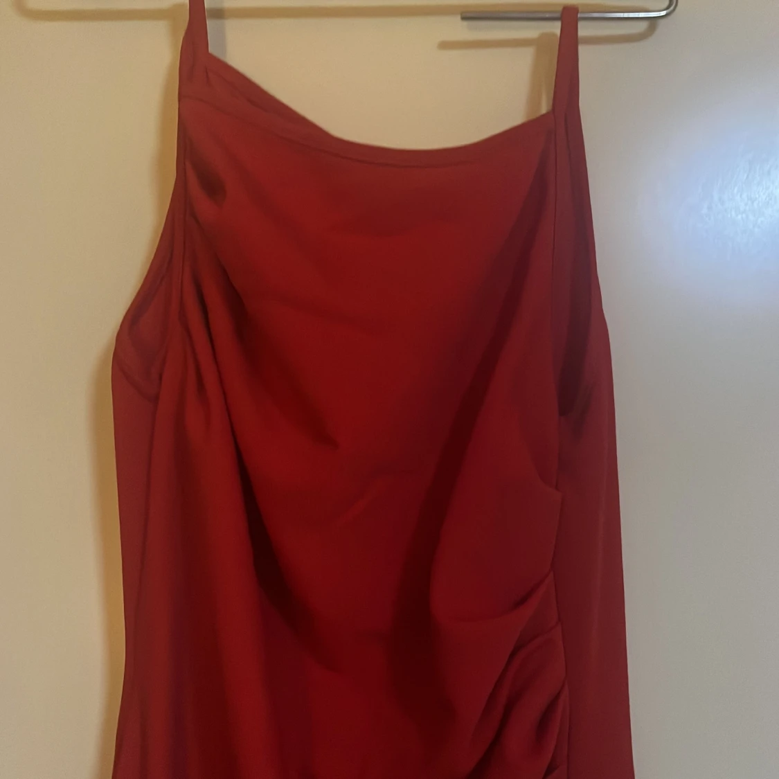 Röd långklänning med drapering - 3