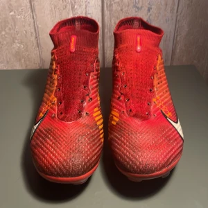 Röda fotbollsskor från Nike - Säljer mina ”Nike mecureal elit.Köpte dom for 3499. 
